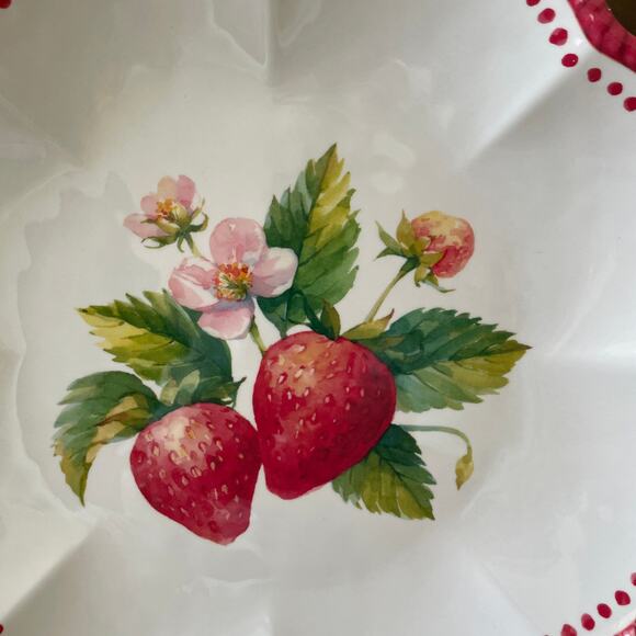 Summer Strawberry Melamine Dinner Plates 11in Set of 4 Scalloped Edge NEW - Picture 3 of 12